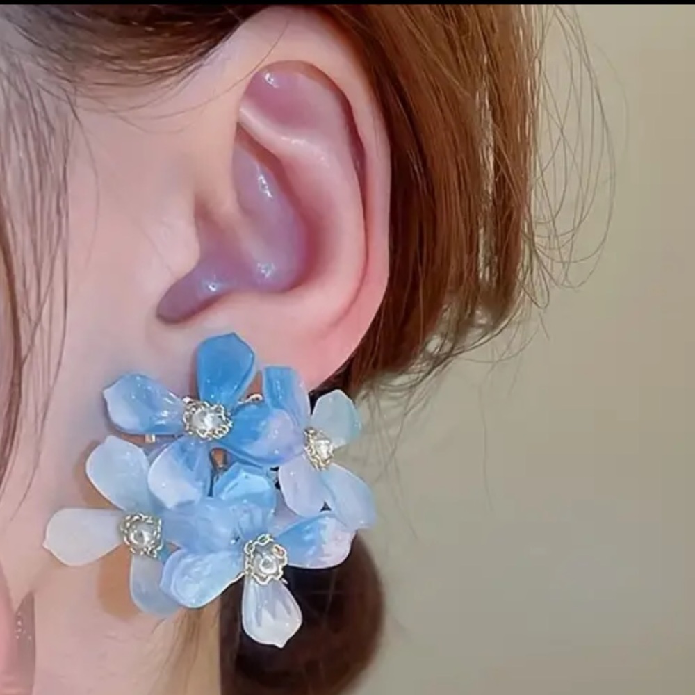 NEW Blue Gradient Floral Cluster Acrylic Studs Elegant $48